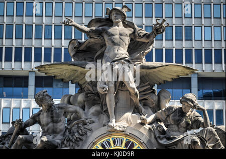 Grand Central Station in New York. Der legendären Beaux Arts Statue des griechischen Gottes Merkur, dass die Südfassade des Grand Central Terminal auf eas schmückt Stockfoto