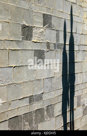 Schatten von zwei Personen Silhouette auf der Steinernen Wand projiziert Stockfoto