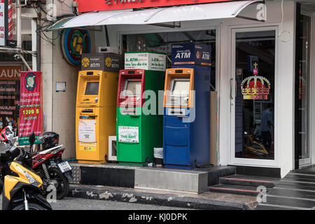 Gelb, Grün und Blau Geldautomaten in Bangkok, Thailand Stockfoto