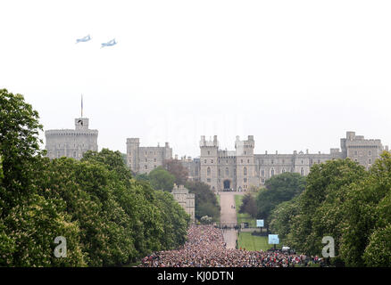 WINDSOR, ENGLAND - MAI 19: Armed Forces Parade besucht die Armed Forces Parade und Muster am 19. Mai 2012 in Windsor, England. Über 2500 Soldaten nahmen am Diamond Jubilee Muster im Home Park Teil. Leute: Atmosphäre Stockfoto