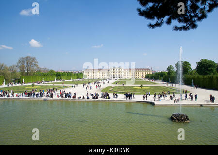 Wien, ÖSTERREICH - Apr 30th, 2017: Schloss Schönbrunn mit Neptunbrunnen in Wien. Es ist eine ehemalige Kaiserliche 1441 - Zimmer Rokoko Sommerresidenz Sissi Kaiserin Elisabeth von Österreich in der modernen Wien Schönbrunn Stockfoto