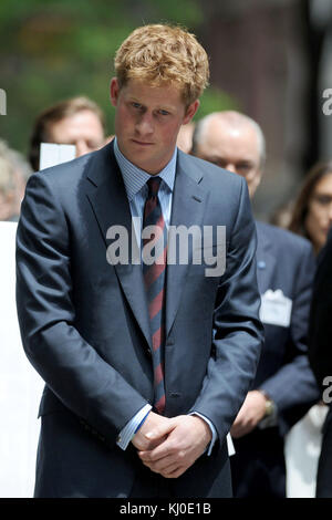 NEW YORK - MAI 29: BritainÕs Prinz Harry nach dem Besuch des WTC ging es weiter zum British Garden auf dem ManhattanÕs Hanover Square, wo mehr als 1,000 Menschen jubelten, als der Prinz ankam. Frauen, die kunstvolle Hüte trugen, lehnten sich von den Fenstern im ersten Stock des India House gegenüber dem Platz ab, der 1730 gegründet wurde. Harry nannte den Garten offiziell, bevor er ein privates Treffen mit amerikanischen Familien und den 67 Briten hielt, die am 11. September getötet wurden. Camilla Hellman, Präsidentin des British Memorial Garden Trust, ist eine alte Hand bei königlichen Besuchen Ñ die Prinzessin Royal, der Prinz von Wa Stockfoto