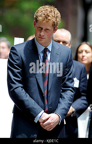 NEW YORK - MAI 29: BritainÕs Prinz Harry nach dem Besuch des WTC ging es weiter zum British Garden auf dem ManhattanÕs Hanover Square, wo mehr als 1,000 Menschen jubelten, als der Prinz ankam. Frauen, die kunstvolle Hüte trugen, lehnten sich von den Fenstern im ersten Stock des India House gegenüber dem Platz ab, der 1730 gegründet wurde. Harry nannte den Garten offiziell, bevor er ein privates Treffen mit amerikanischen Familien und den 67 Briten hielt, die am 11. September getötet wurden. Camilla Hellman, Präsidentin des British Memorial Garden Trust, ist eine alte Hand bei königlichen Besuchen Ñ die Prinzessin Royal, der Prinz von Wa Stockfoto