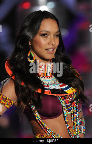 Lais Ribeiro auf dem Laufsteg zur Victoria's Secret Fashion Show in der Mercedes-Benz Arena in Shanghai, China Stockfoto