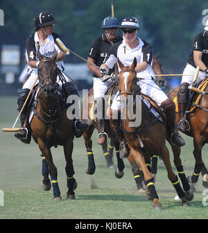 NEW YORK - Juni 27: Seine Königliche Hoheit Prinz Harry konkurriert während des 3. jährlichen Veuve Clicquot Polo Classic auf Governors Island am 27. Juni 2010 in New York City. Personen: Prinz Harry Stockfoto