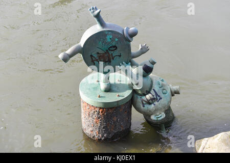 New York, New York - Januar 19, 2013: Tom Otterness Bronze Skulpturen im Wasser von der Roosevelt Island. Stockfoto