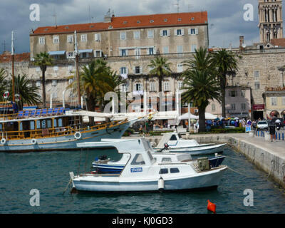 Kleine Boote im Hafen angedockt Stockfoto