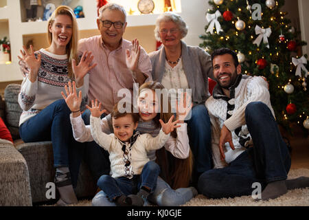 Glückliche Kinder mit Eltern und Großeltern feiern Weihnachten Stockfoto