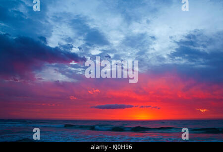 Brillantes Licht durch die Wolken bei Sonnenuntergang verstreut Stockfoto