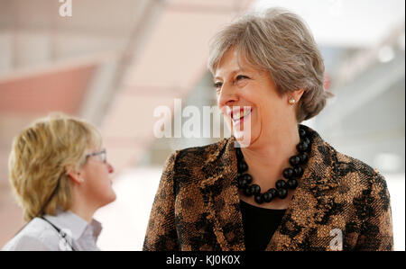 Premierministerin Theresa May besucht eine technische Ausbildungseinrichtung in den West Midlands. Stockfoto