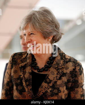 Premierministerin Theresa May besucht eine technische Ausbildungseinrichtung in den West Midlands. Stockfoto