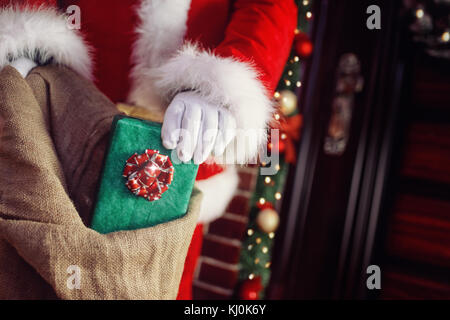 Tasche von Santa Claus mit Weihnachten Geschenke für Kinder Stockfoto