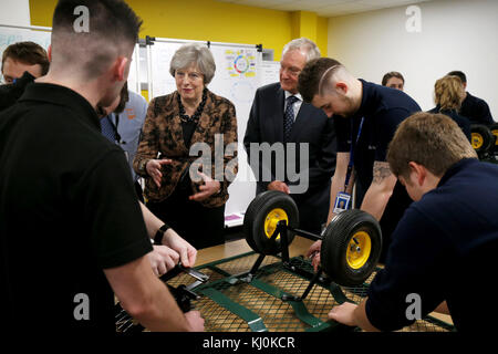 Premierministerin Theresa May besucht eine technische Ausbildungseinrichtung in den West Midlands. Stockfoto