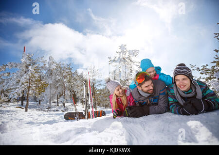 Skifahrer Familie liegen auf Schnee und Winter Urlaub genießen Stockfoto