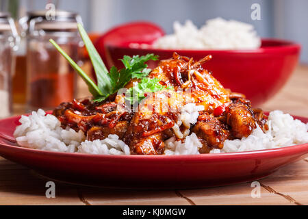 Chinesische klebrige Schweinefleisch Rinderfilet gebraten mit einem süßen und herzhaften Soße mit gekochtem Reis serviert Stockfoto