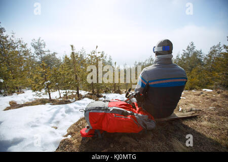 Rückansicht der Bergsteiger beim Sitzen und Ausruhen vom Bergsteigen Stockfoto