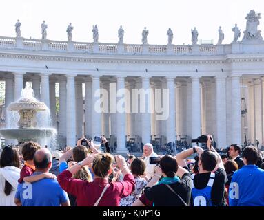 VATIKANSTADT, VATIKAN - 12. APRIL: Papst Franziskus begrüßt die Pilger während seiner wöchentlichen Generalaudienz am 12. April auf dem Petersplatz im Vatikan Stockfoto