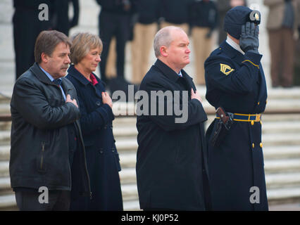 Kanadische VA Minister öffentlichen Kranzniederlegung - Salut (16411555376) Stockfoto