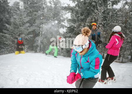 Gruppe von Freunden Spaß spielen mit schneeball im Schnee An einem kalten Wintertag Stockfoto