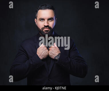 Bärtiger Mann im Anzug gekleidet. Stockfoto