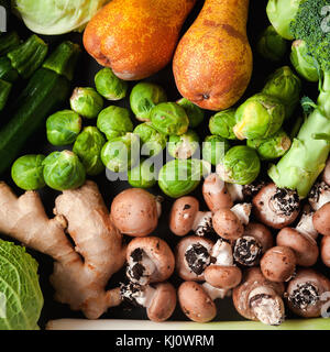 Haufen frisch und reif, Gemüse, Früchten und Pilzen. essen Hintergrund Stockfoto