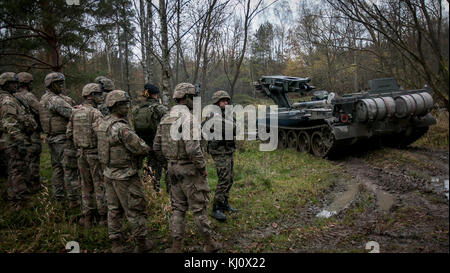 Soldaten aus dem 5 Squadron, 4th Cavalry Regiment, 2nd Brigade Combat Team, 1.Infanterie Division in Fort Riley, Kansas, melden Sie Soldaten der polnischen Armee in einer Übung Durchführung einer multi-nationalen Lücke Überquerung des Flusses Kwisa in der Nähe von Swietoszow, Polen am 16. November, 2017. Die Armee der USA, ihrer Verbündeten und Partnern eine dynamische Präsenz mit einem leistungsstarken Land Netzwerk, die gleichzeitig Aggression abhält und sorgt für die Sicherheit der Region knüpfen. Foto von US-Armee SPC. Dustin Biven/22 Mobile Public Affairs Det. Stockfoto