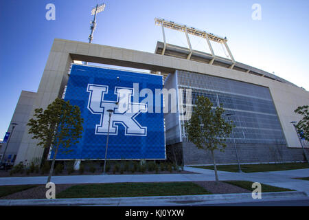 Lexington, Kentucky, USA - 22. April 2016: außen an der Universität von Kentucky wildcats commonweath Fußballstadion mit großen u von k-Logo Banner. Stockfoto