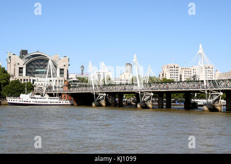 Charing Cross Station und der Hungerford und Goldenes Jubiläum Brücken über die Themse in London. Stockfoto