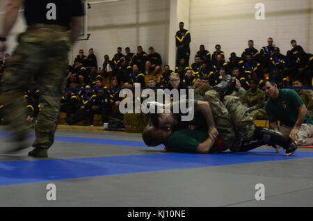 Soldaten aus dem 3 Infanterie Division ging alle für ihre Chance, zum Meister ihres Gewichts-Klasse in der combatives Turnier 16. November am Fort Stewart, Ga als Teil der Marne Woche. Marne Woche ist ein Fest für die Soldaten, die im Sport und in der Freizeit Gruppe Aktivitäten beim Ehren Service der Division an die Nation konkurrieren. Dieser Monat markiert das 100jährige Jubiläum der Marne Division. Geboren aus dem Ersten Weltkrieg, die Teilung der Nation seit 100 Jahren beantwortet hat. Stockfoto