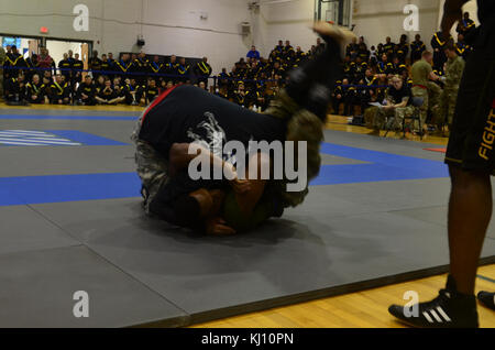 Soldaten aus dem 3 Infanterie Division ging alle für ihre Chance, zum Meister ihres Gewichts-Klasse in der combatives Turnier 16. November am Fort Stewart, Ga als Teil der Marne Woche. Marne Woche ist ein Fest für die Soldaten, die im Sport und in der Freizeit Gruppe Aktivitäten beim Ehren Service der Division an die Nation konkurrieren. Dieser Monat markiert das 100jährige Jubiläum der Marne Division. Geboren aus dem Ersten Weltkrieg, die Teilung der Nation seit 100 Jahren beantwortet hat. Stockfoto