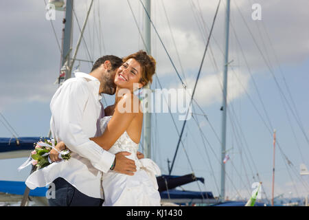 Porträt einer Braut und Bräutigam in einer griechischen Insel am Tag ihrer Hochzeit Stockfoto