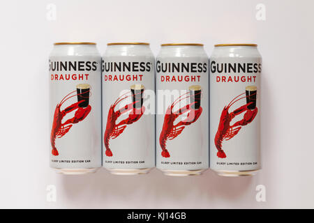 Guinness Draught - Limited Edition Guinness Dosen mit kultigen John gilroy's Hummer Artwork - vier Dosen auf weißem Hintergrund auf ads auf der Grundlage Stockfoto