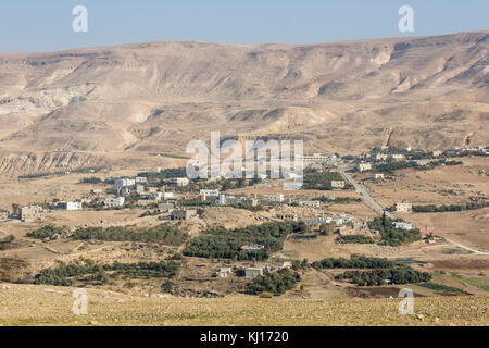 Dorf und Farmen in der Wüste von Jordanien Stockfoto