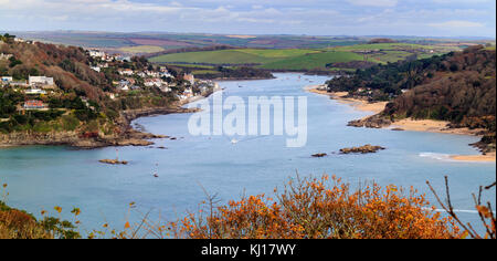 Panoramablick auf die späten Herbst Blick auf den South Devon, UK, Kingsbridge Mündung mit Salcombe auf der Linken, East Portlemouth auf der rechten Seite. Stockfoto