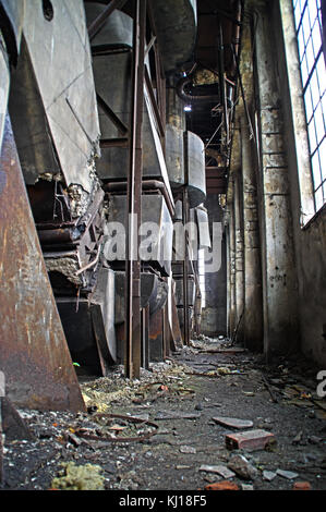 Das Innere eines alten verfallenen Fabrik. Vergessen Gießerei-Ofen. Stockfoto