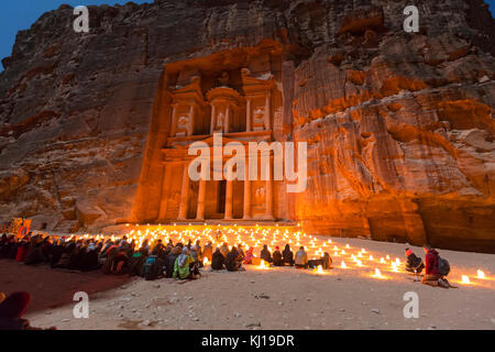 Petra, Jordanien, 24. Dezember 2015, die Schatzkammer, Petra bei Nacht. Die antike Stadt Petra, Al Khazneh in Jordanien Stockfoto