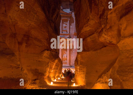 Petra, Jordanien, 24. Dezember 2015, die Schatzkammer, Petra bei Nacht. Die antike Stadt Petra, Al Khazneh in Jordanien Stockfoto