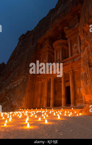 Die Schatzkammer, Petra bei Nacht. Die antike Stadt Petra, Al Khazneh in Jordanien Stockfoto