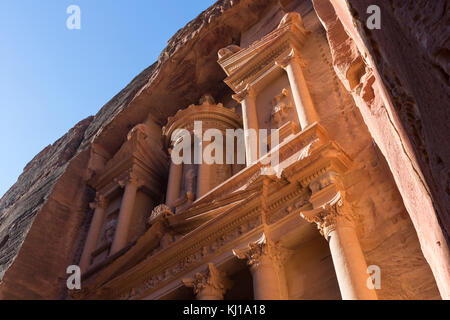 Nahaufnahme der Fiskus bei Sonnenaufgang, ein altes Gebäude in Petra, Jordanien Stockfoto