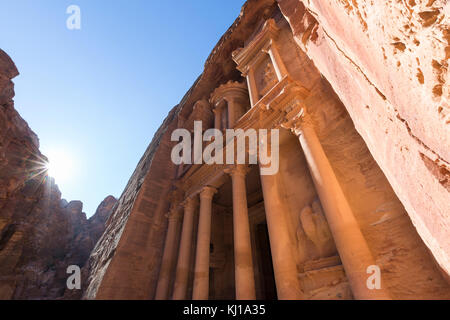 Nahaufnahme der Fiskus bei Sonnenaufgang, ein altes Gebäude in Petra, Jordanien Stockfoto