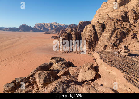 Rötlichen Sand und Felsen Landschaften in die Wüste des Wadi Rum, Jordanien Stockfoto