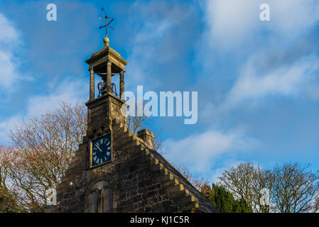 Lochwinnoch, Schottland, Großbritannien - November 18,2017: Die frühen 18. Jahrhundert der St. Johannes Kirche und die Wetterfahne mit plogh Design auf der Saint John Kirk., auch k
