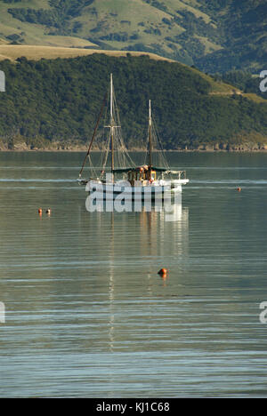 Dieses Bild zeigt eine alte Ketch, eine Art von Segelschiff, das durch zwei oder mehr Masten und eine Takelanordnung gekennzeichnet ist. Diese Schiffe wurden im 19. Und frühen 20. Jahrhundert hauptsächlich für die Küsten- und Offshore-Schifffahrt eingesetzt. Stockfoto