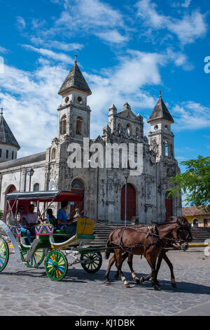Mittelamerika, Nicaragua. Kolonialstadt Granada. Traditionelle Pferdekutsche vor historischen Guadalupe Kirche, 1624-1626 gegründet. Stockfoto