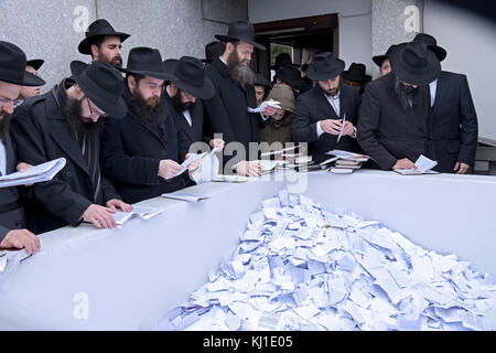 Eine Gruppe von religiösen Jüdischen Mann persönliche Gebete am Standort der Grundstein der Lubavitcher Rebbe, Menachem Mendel Schneerson. Stockfoto