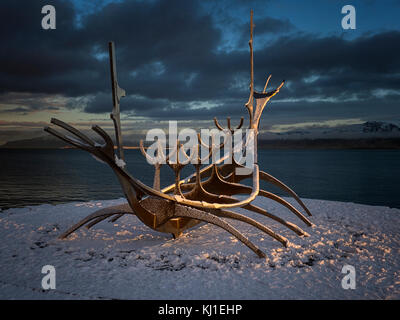 Sun Voyager (Isländisch: Sólfar) Skulptur von Jón Gunnar Árnason bei Sonnenaufgang nach einem Schneesturm in Reykjavík, der Hauptstadt Islands Stockfoto