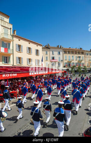 Europa, Frankreich, Var 83, Saint-Tropez, Bravado. Parade der Flöten und Trommeln Spieler vor dem berühmten Kaffee Senequier. Stockfoto