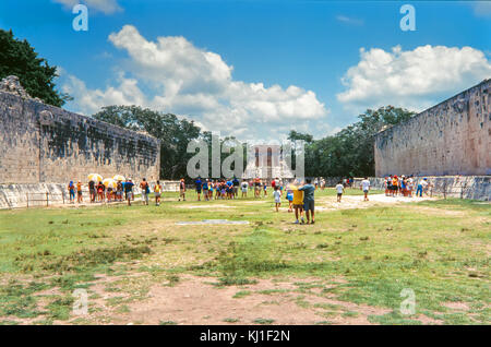 Der große Ball Court. Tempel des bärtigen Mann. Chichen Itza Yucatan, Mexiko. Stockfoto
