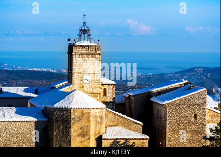 Europa, Frankreich, Mons, Var. Das Dorf Haut-Var unter Schnee. Stockfoto