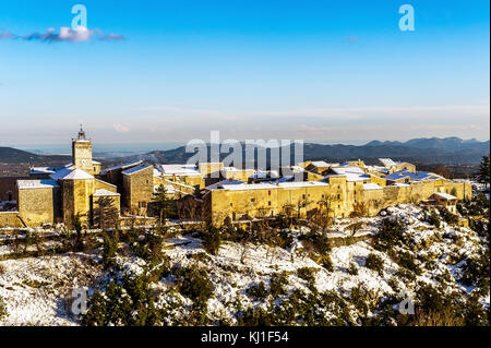 Europa, Frankreich, Mons, Var. Das Dorf Haut-Var unter Schnee. Stockfoto